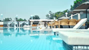 Piscine extérieure, parasols de plage, chaises longues