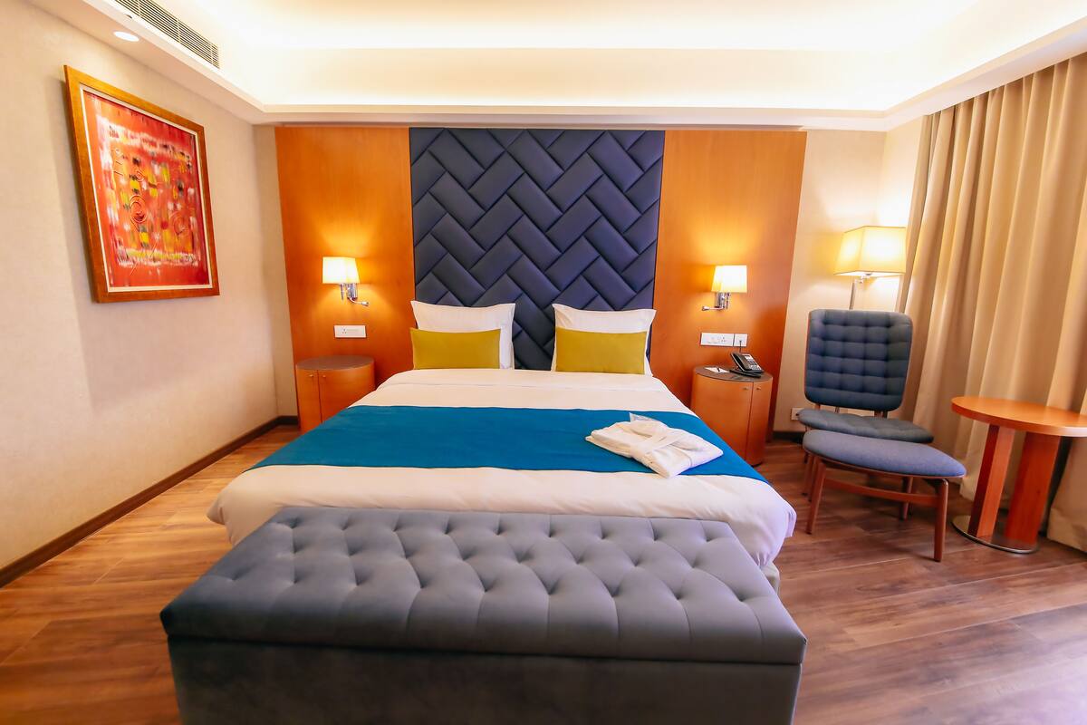 business suite | minibar, in-room safe, individually decorated, individually furnished