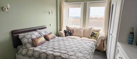 4 Schlafzimmer, Schreibtisch, Bügeleisen/Bügelbrett, Reisekinderbett