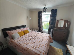 4 chambres, bureau, fer et planche à repasser, lit parapluie