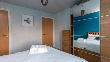 2 bedrooms, iron/ironing board, bed sheets