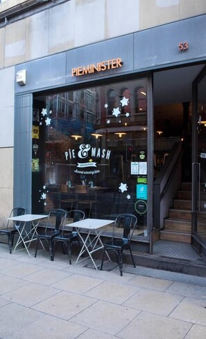 Outdoor dining - Homely 2BR Flat in Northern Quarter (Manchester)