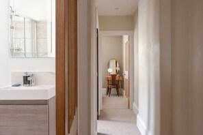 2 bedrooms, bed sheets - Beautifully Modern 2 Bedroom Flat for 4 Guests (London)