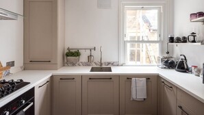Apartment (2 Bedrooms) | Private kitchen | Oven, electric kettle, dining tables - Beautifully Modern 2 Bedroom Flat for 4 Guests (London)