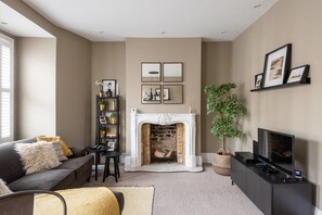 Apartment (2 Bedrooms) | Living room | TV - Beautifully Modern 2 Bedroom Flat for 4 Guests (London)