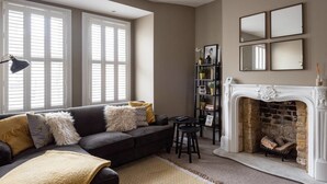 TV - Beautifully Modern 2 Bedroom Flat for 4 Guests (London)