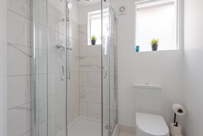 Bathroom - Beautifully Modern 2 Bedroom Flat for 4 Guests (London)