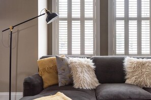 TV - Beautifully Modern 2 Bedroom Flat for 4 Guests (London)