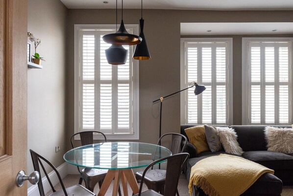 TV - Beautifully Modern 2 Bedroom Flat for 4 Guests (London)