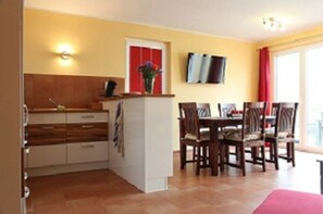 House (Thormarcon) | In-room dining
