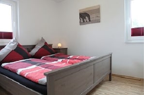 House (Thormarcon) | Free cots/infant beds, bed sheets