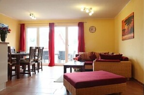 Ferienhaus (Thormarcon) | Wohnbereich | Flachbildfernseher