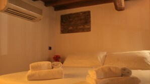 Unclassified image, 3 of 36, button - Bigallo House (Florence)