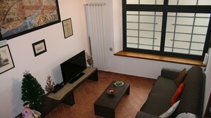 Unclassified image, 2 of 36, button - Bigallo House (Florence)