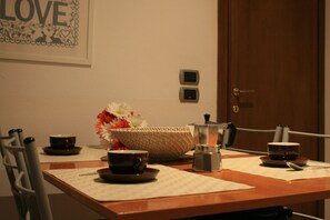 Apartment, 1 Schlafzimmer | Essbereich im Zimmer