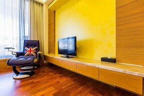 Quadruple Room (Spring) | Blackout drapes, rollaway beds, free WiFi