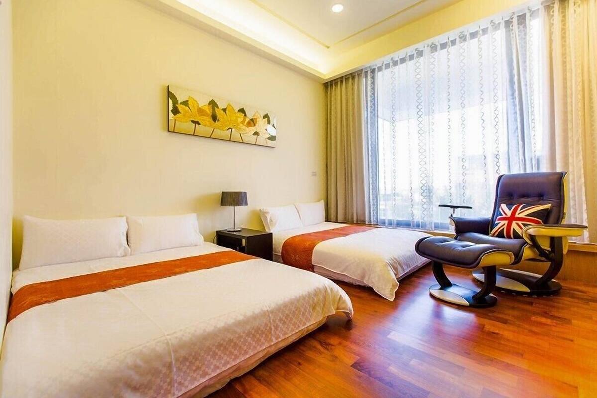 Cortinas blackout, camas extra y wifi gratis