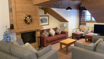 Televisie, een open haard en boeken