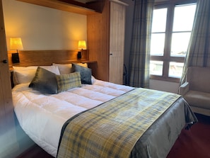 4 bedrooms, in-room safe, desk, iron/ironing board - Ski-in /Ski-out property Arc 1950. (Bourg Saint Maurice)