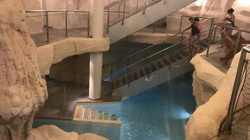 Een buitenzwembad en een verwarmd zwembad