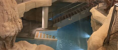 Utendørsbasseng og et oppvarmet basseng