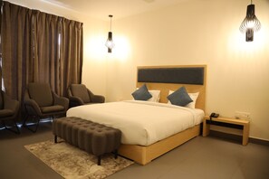 Suite – executive, byutsikt | Safe på rommet, skrivebord, lydisolert og wi-fi (inkludert)