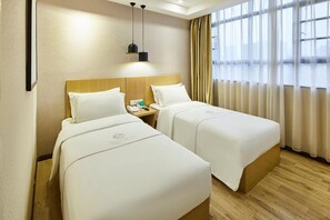 Desk, blackout drapes, soundproofing, free WiFi - Jiangxia Business Hotel (Guangzhou)