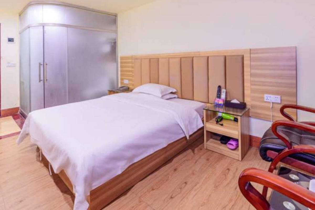 Standard Double Room | Desk, blackout drapes, soundproofing, WiFi (free)