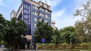 A multi-story hotel with a prominent vertical sign advertising the hotel. - Jiangxia Business Hotel (Guangzhou)