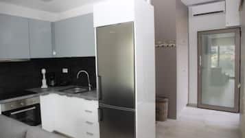 Apartemen, 1 kamar tidur, pemandangan laut | Dapur pribadi | Lemari es besar, oven, kompor, dan mesin pembuat kopi/teh