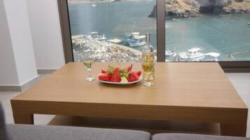 Apartment, 1 Bedroom, Sea View | In-room dining