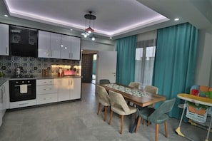 Vila, 4 quartos | Cozinha americana privada | Geladeira, micro-ondas, fogão, cooktop