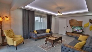 Villa, 4 soverom | Oppholdsområde | LCD-TV