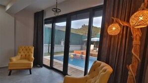 Villa, 4 soverom | Oppholdsområde | LCD-TV