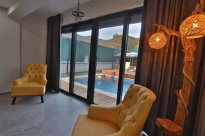 Villa, 4 Schlafzimmer | Wohnbereich | LCD-Fernseher