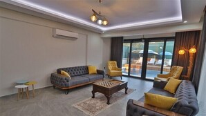 Villa, 4 soverom | Oppholdsområde | LCD-TV