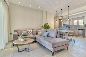 Villa Deluxe | Zona de estar | Televisión de pantalla plana de 32 pulgadas con canales por satélite