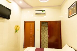 In-room safe, soundproofing, free WiFi, bed sheets - (Can Tho)