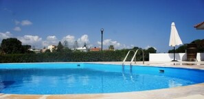 Alberca al aire libre por temporada y sombrillas en la alberca 