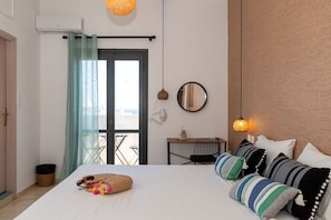 Muebles diferentes, escritorio y espacio para trabajar con laptop