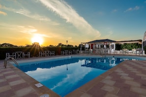 Alberca al aire libre por temporada y sombrillas en la alberca