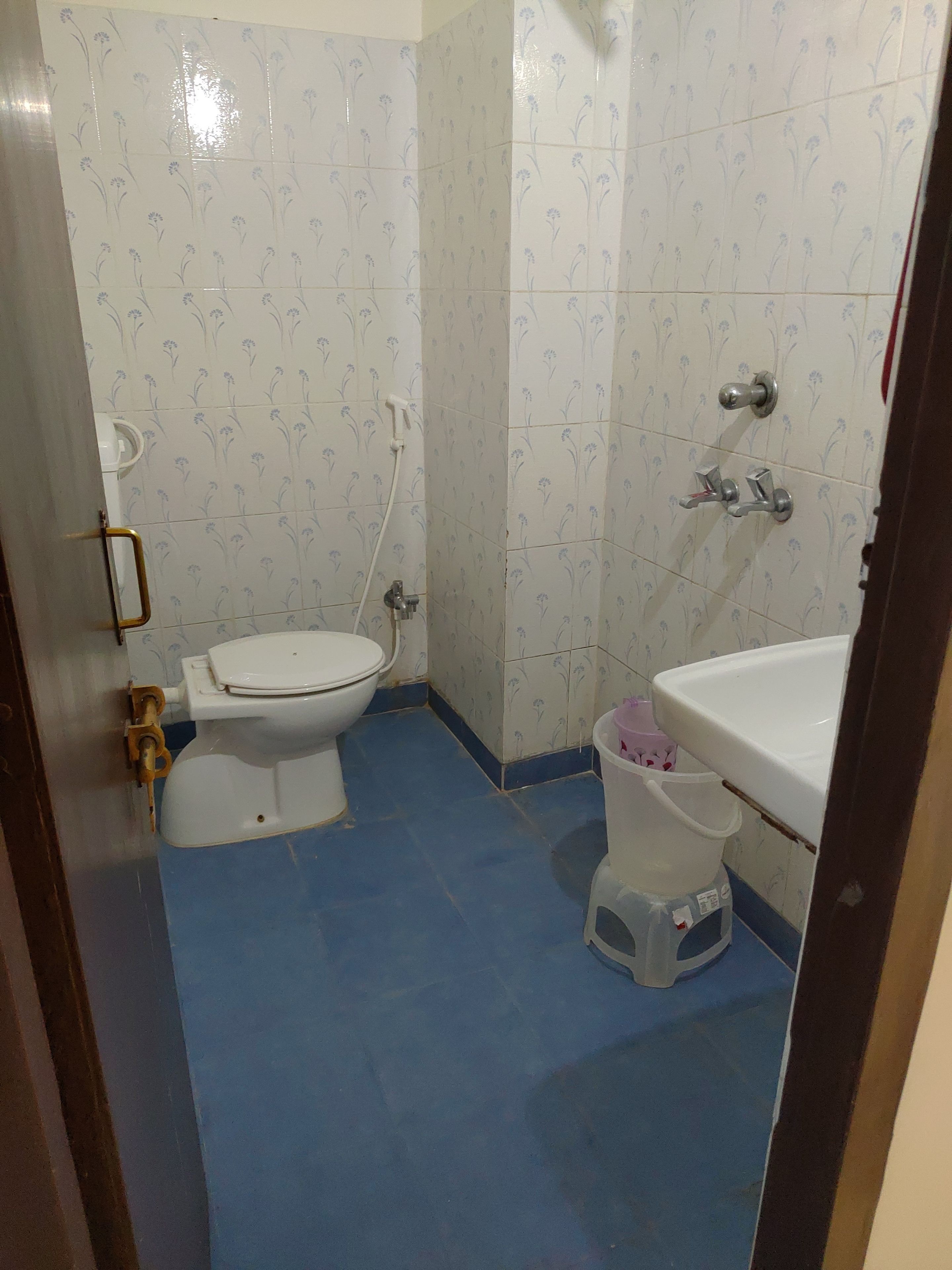 Un baño con inodoro, lavabo y bañera.