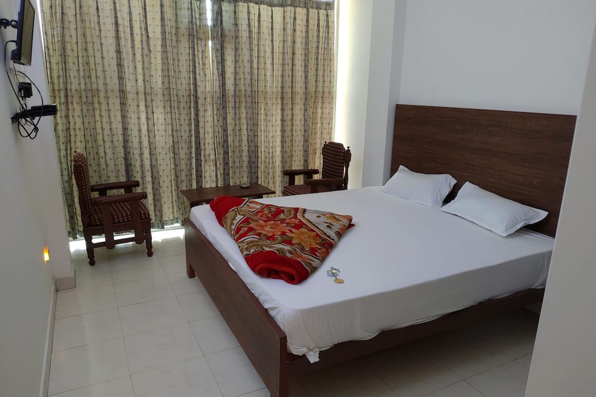 Habitación de lujo doble | Espacio para trabajar con un portátil, camas supletorias, ropa de cama