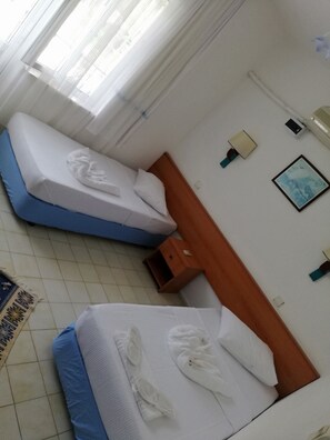 Habitación con 2 camas individuales, varias camas, vista a la montaña | Ropa de cama de alta calidad, camas extra gratis y wifi gratis