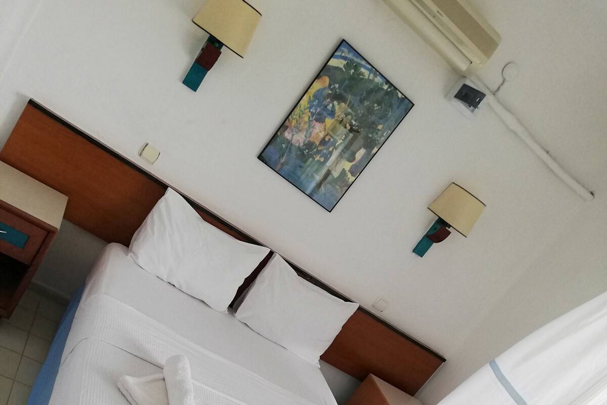 Tweepersoonskamer, uitzicht op zwembad | Luxe beddengoed, gratis extra bedden, gratis wifi, beddengoed