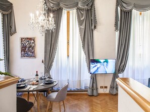 Apartment, 2 Schlafzimmer | Essbereich im Zimmer