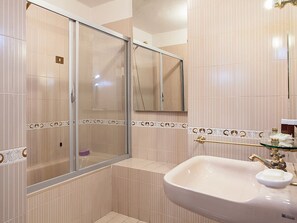 Appartement, 2 chambres | Salle de bain | Ensemble douche/baignoire, sèche-cheveux, bidet, serviettes fournies