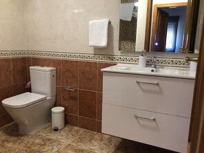 Duschwanne, Handtücher, Toilettenpapier