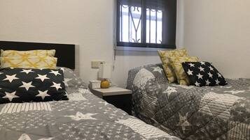 2 slaapkamers, een strijkplank/strijkijzer, gratis wifi, beddengoed