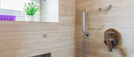 Apartamento, 1 habitación | Baño | Ducha, secador de pelo, albornoces y bidé